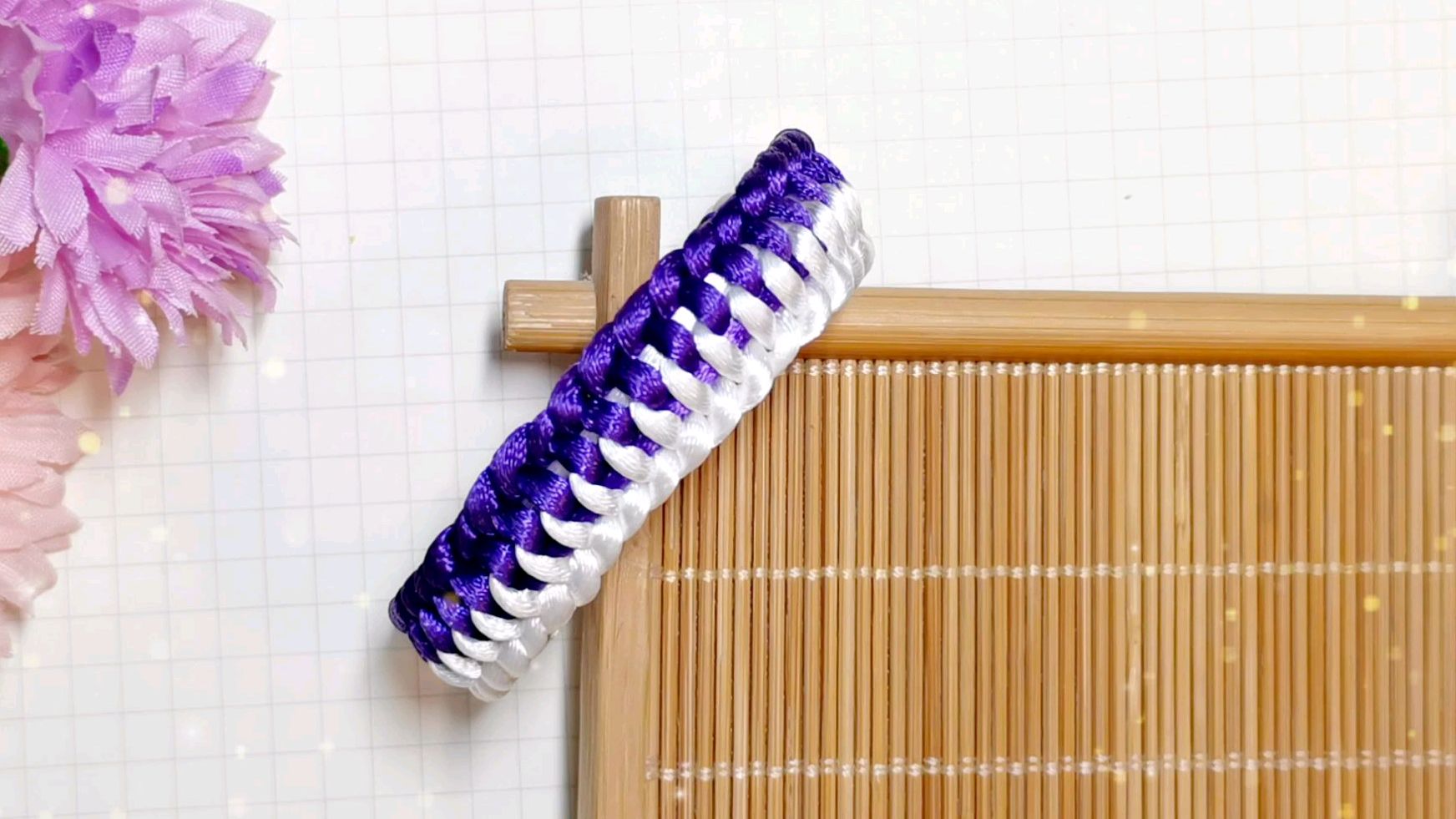 一分钟学会,教你用两根线编一款鱼骨手链