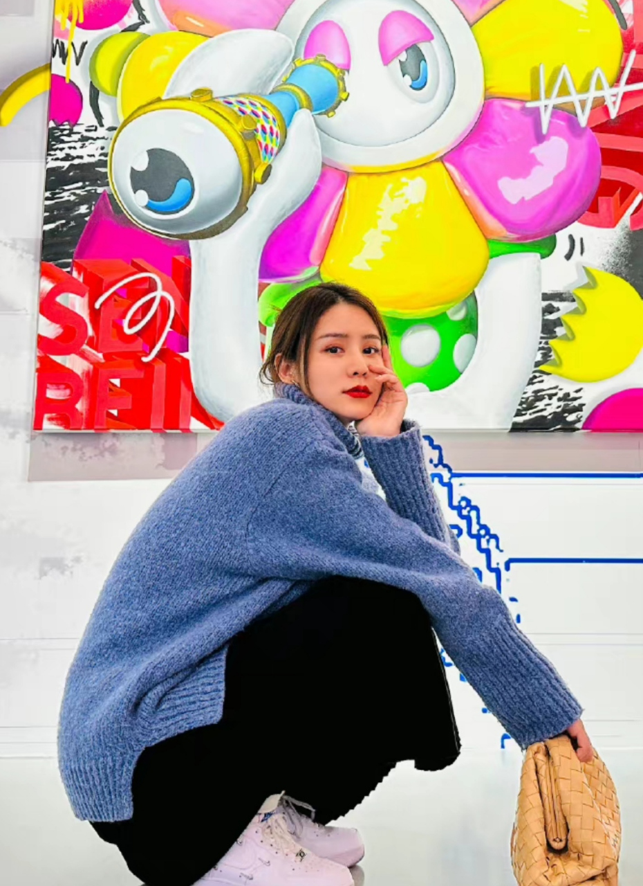 林峯老婆张馨月晒看展照片,一些角度撞脸胡可,明星相不输吴千语.