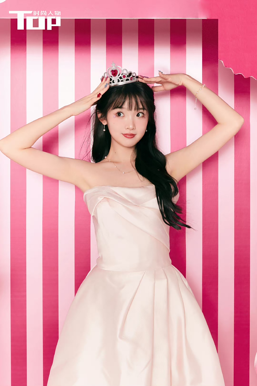 甜妹"张淼怡是《当我飞奔向你》里的"小太阳"苏在在,剧中的她一颦一笑