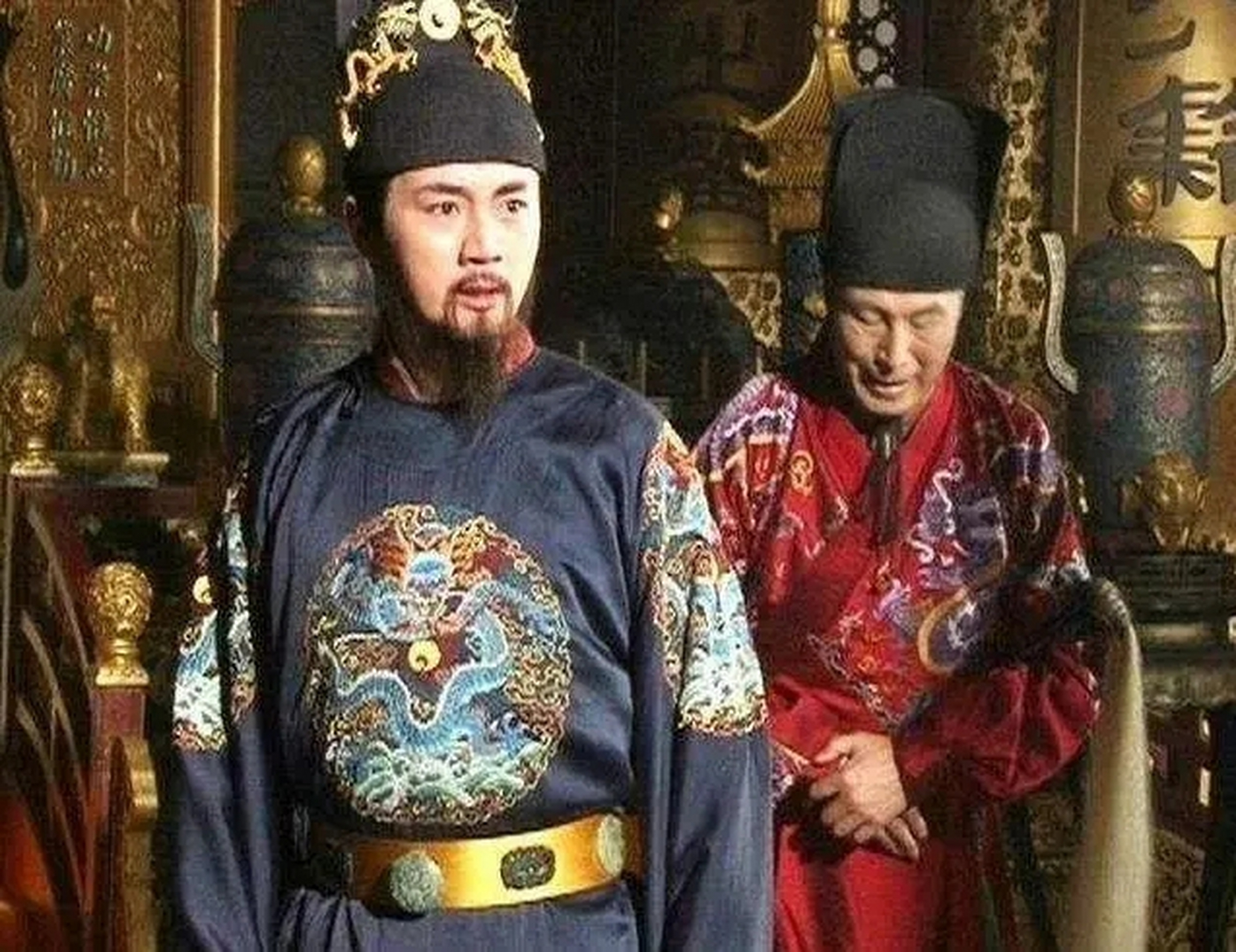 崇祯和太监王承恩一瘸一拐地逃到了煤山上,此时,京城已被义军占领.