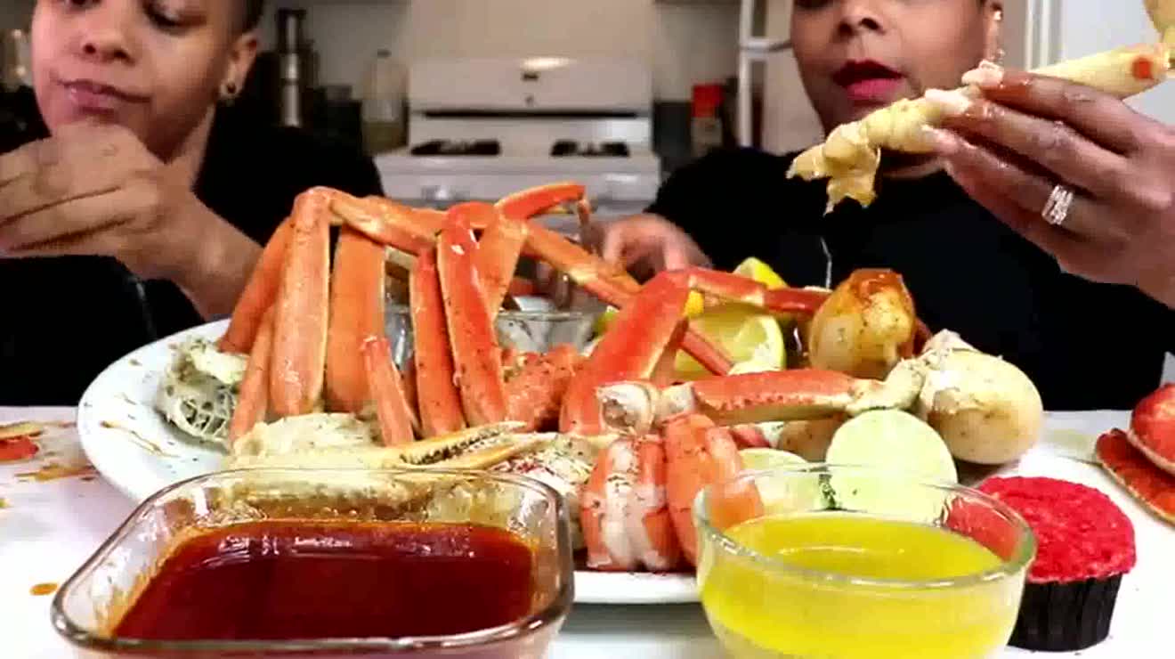 胖妹自制煎饼果子,1层饼配5层肉吃过瘾,一口咬下香甜酥脆