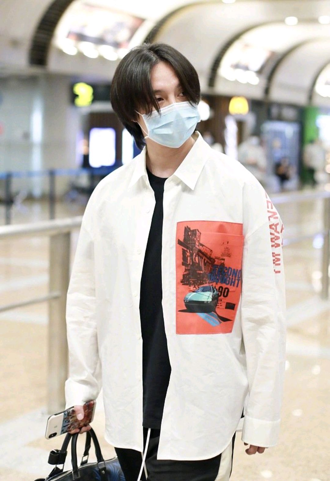 "商老板"尹正现身北京机场,他身穿白色外套和黑色衣裤十分潇洒