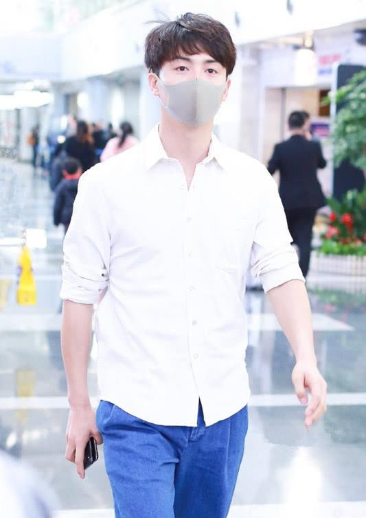 "白衬衫男神"马天宇的穿搭指南,白衬衫搭牛仔裤,清爽又自然