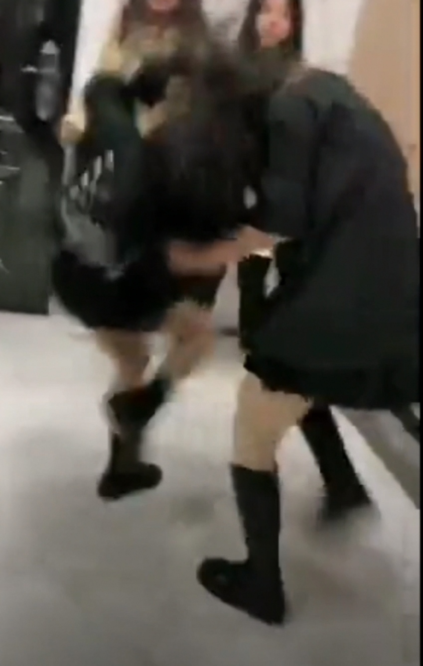 因为丝袜引发的战争,两美女厕所打架,被下黑手受伤了让人好心疼