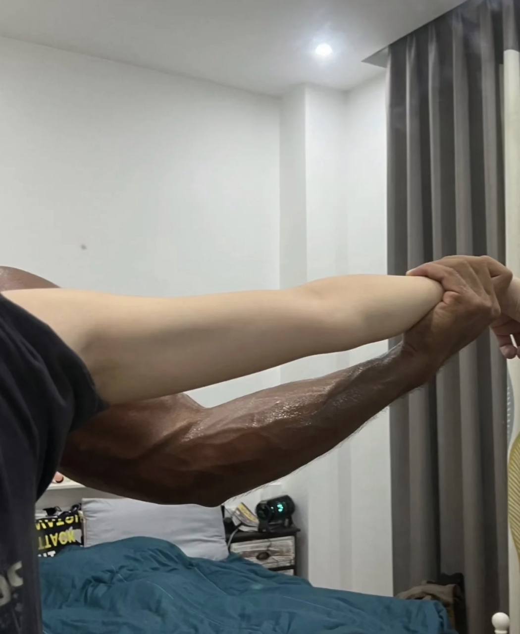 我的手臂vs男朋友的手臂,肤色感明显的不是一点点.