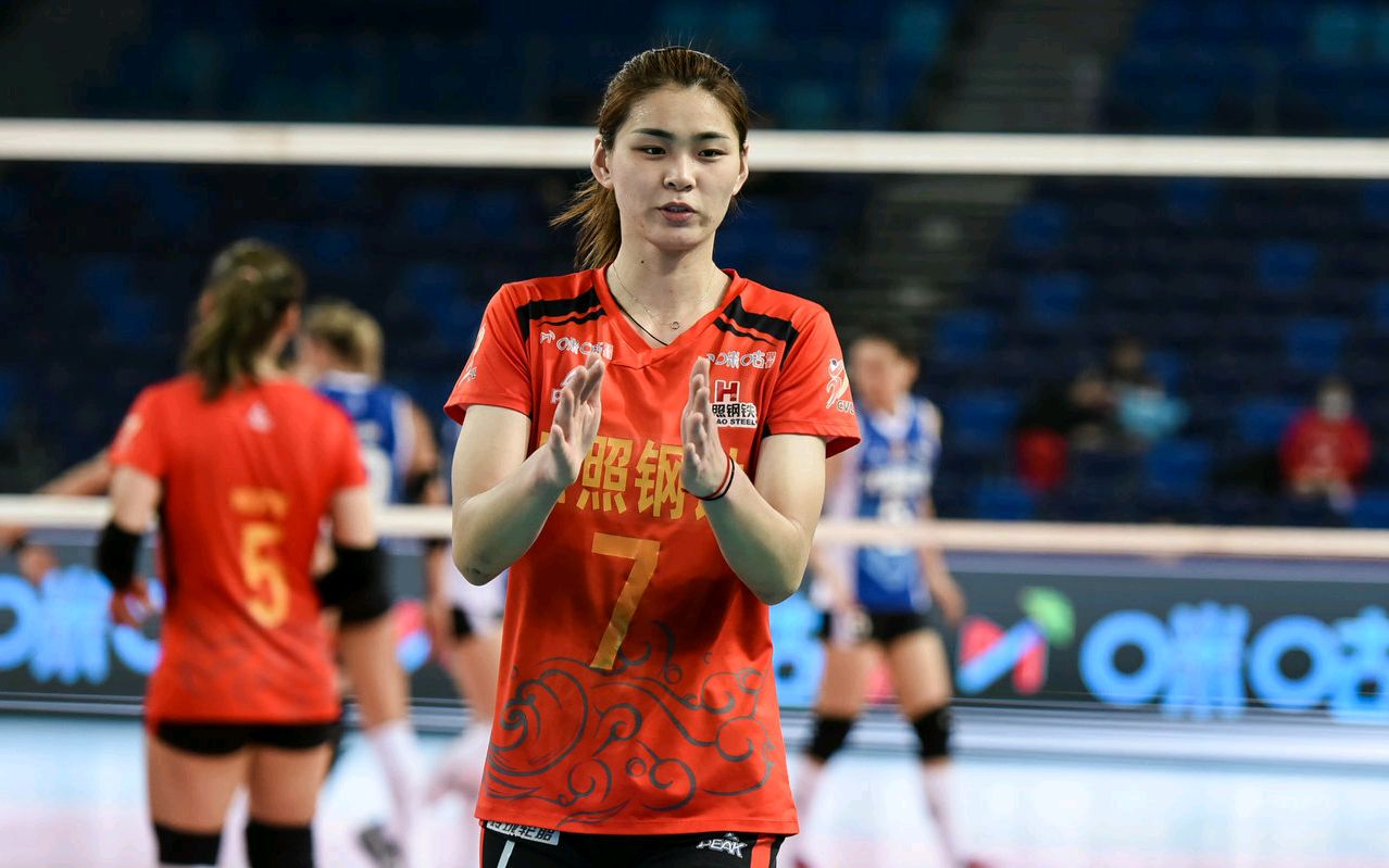 山东女排队长送失误,上海女排小丫挑大梁,杜清清神勇难敌双外援