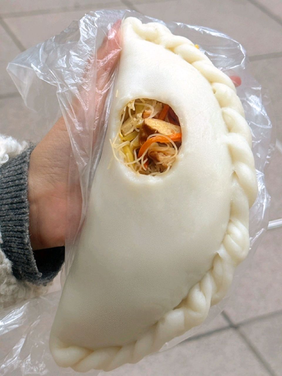 上海南京东路惊现台州巨型饺子|||[色色r]我猜这个巨型饺子应该没有谁