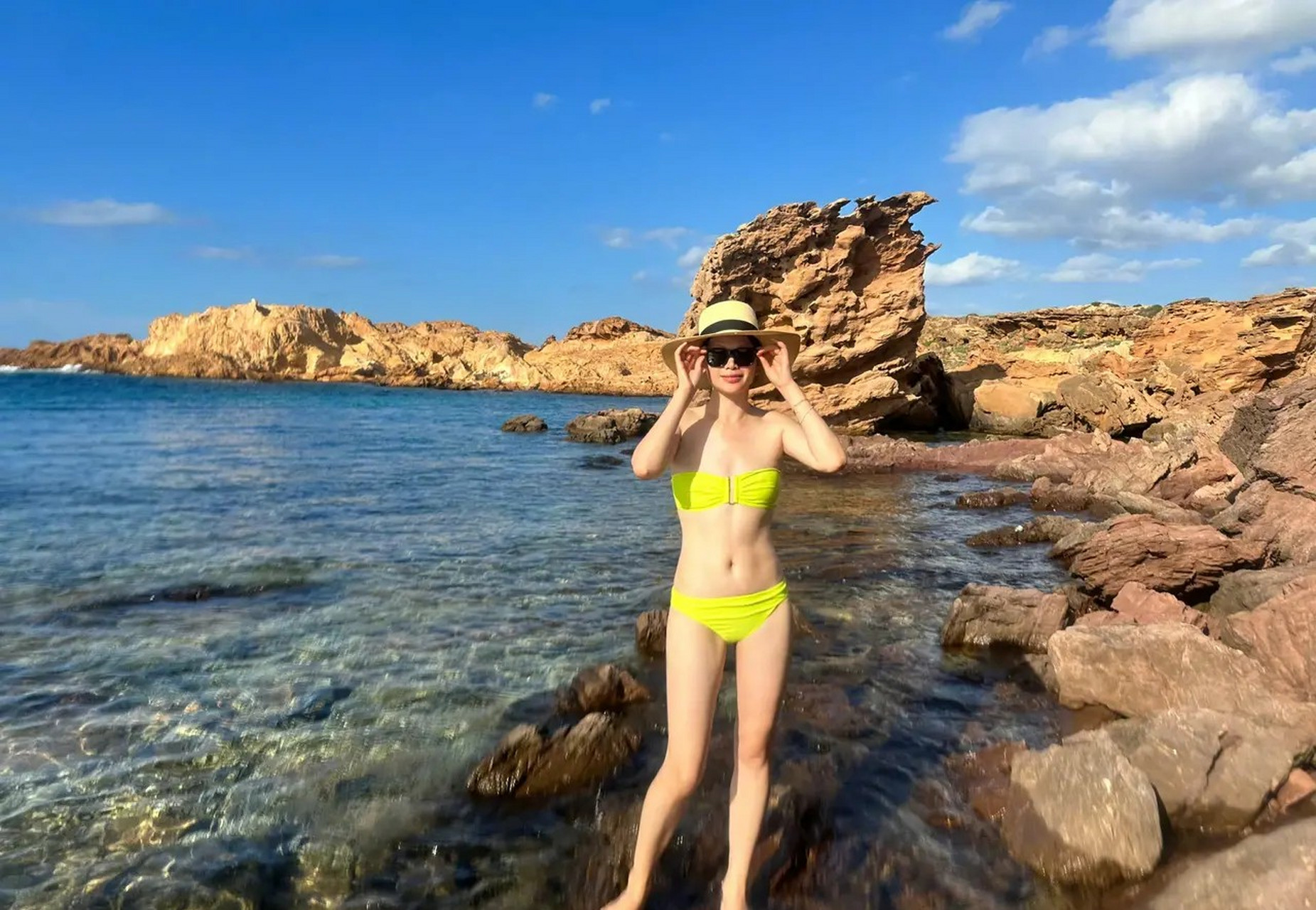 超模吕燕穿比基尼度假,素颜出镜笑容灿烂.