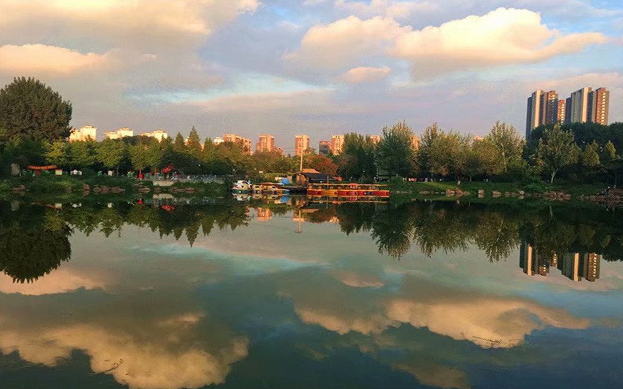 晚霞下的鞍山永乐公园