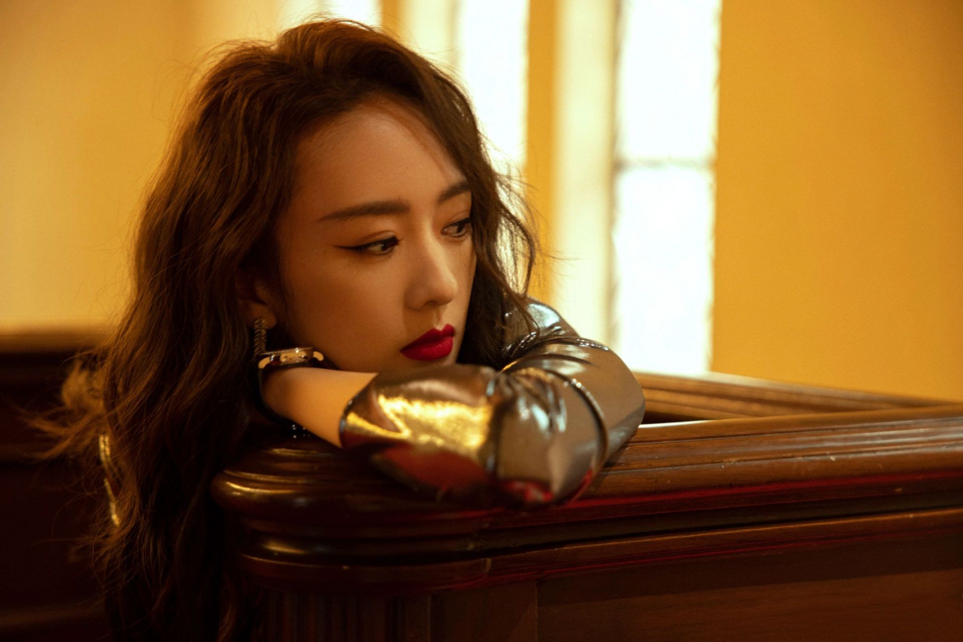 童瑶经典皮肤,高开叉长裙配细高跟|||一席亮色修身长裙 搭配细跟高跟