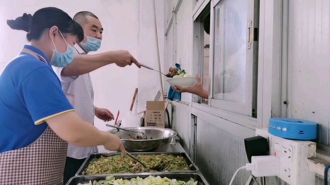 实拍食堂大锅菜,花生米炖猪脚,苦瓜肉片,蒜蓉水白菜,真好吃