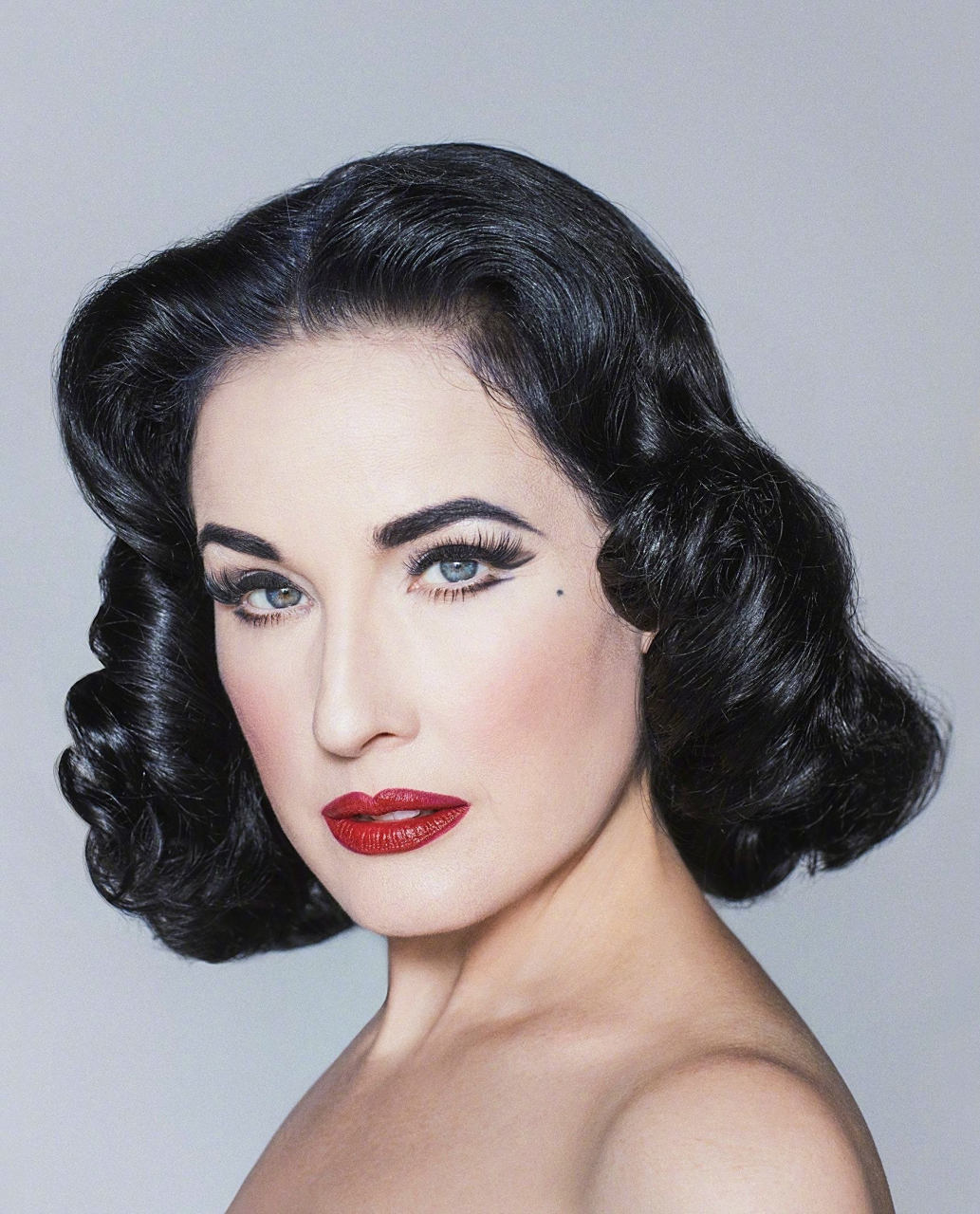 dita von teese 登上《vogue》捷克版2023年七月刊封面