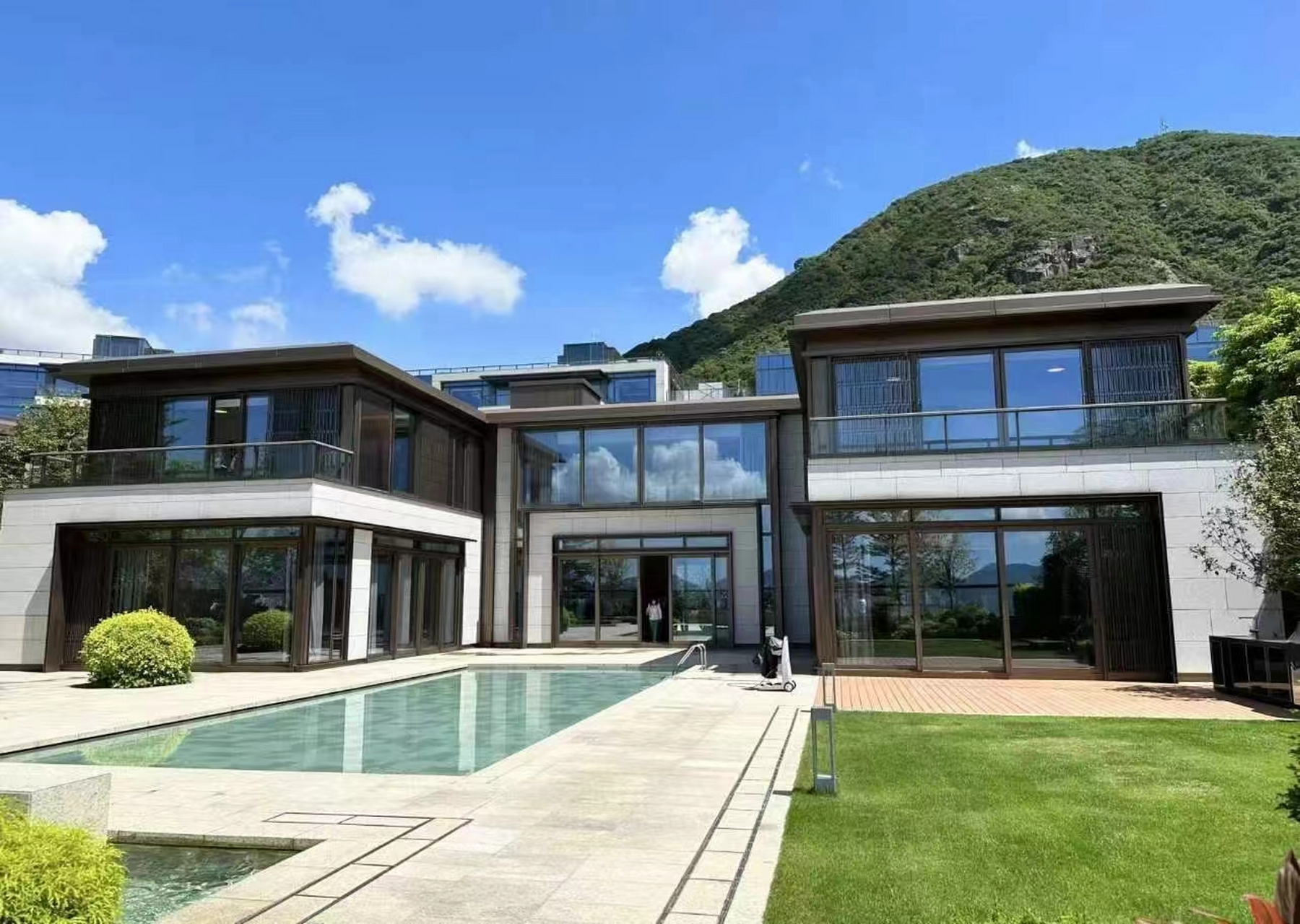 一座太平山,一条白加道(barker road),香港的半山别墅皆滥觞于此.