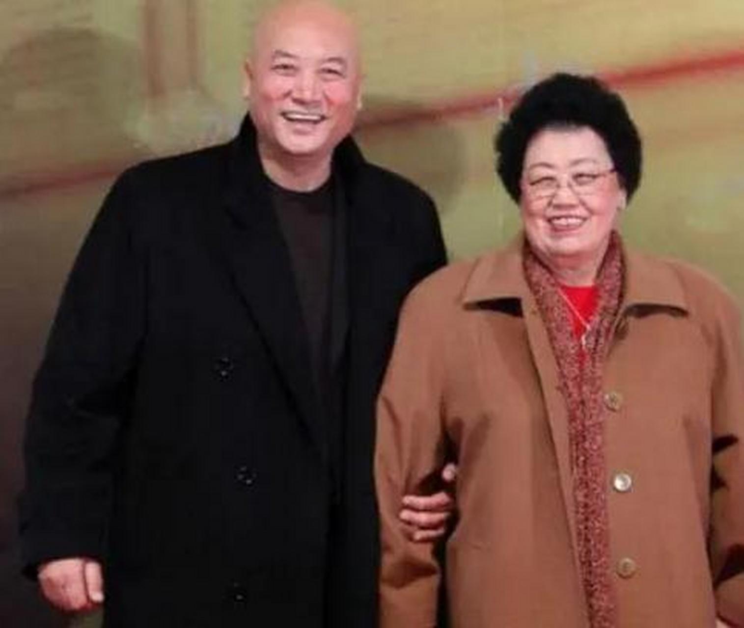 迟重瑞和妻子陈丽华年轻照,那时男方帅气俊朗白面小生,女方端庄秀丽