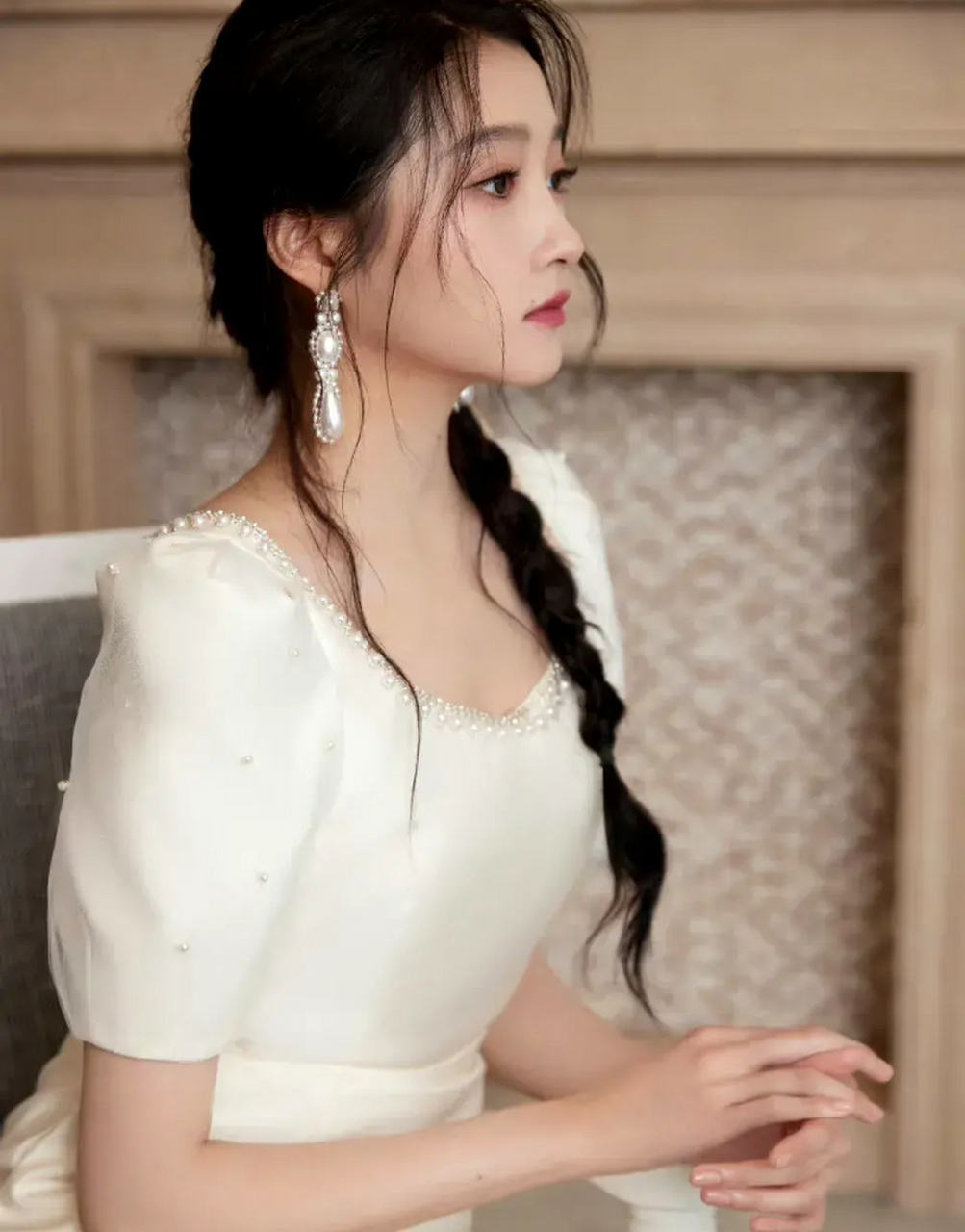 关晓彤白色珍珠连衣裙麻花辫参加活动图片