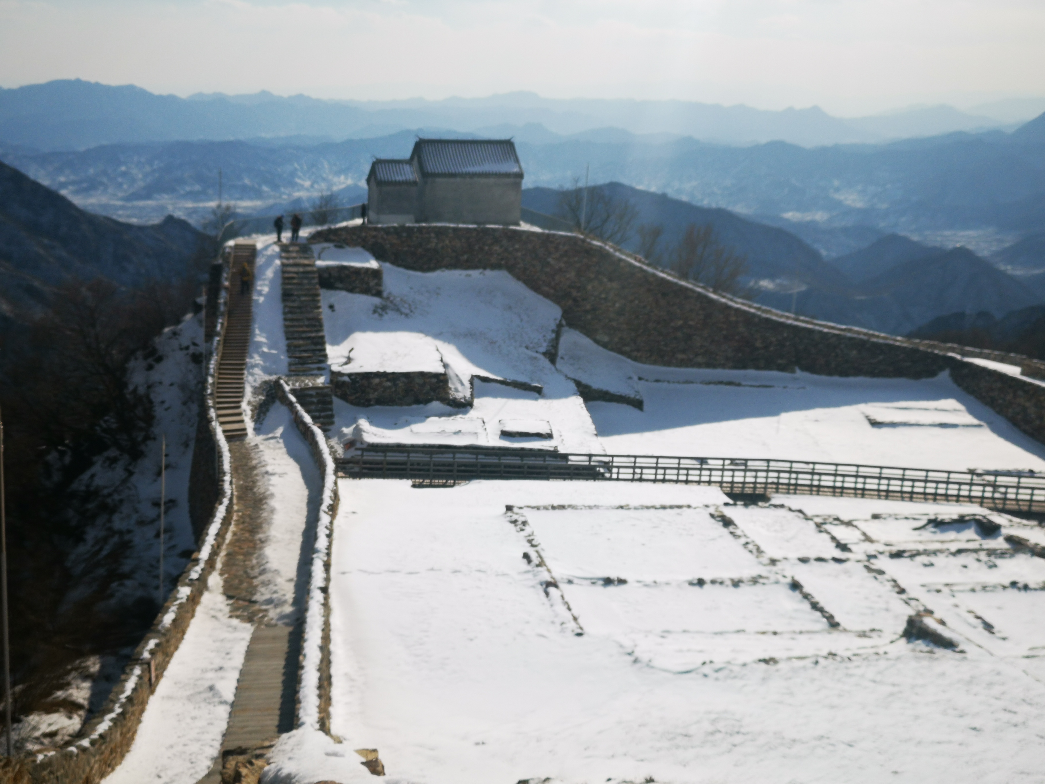 雪景下的万里长城第一楼九眼楼