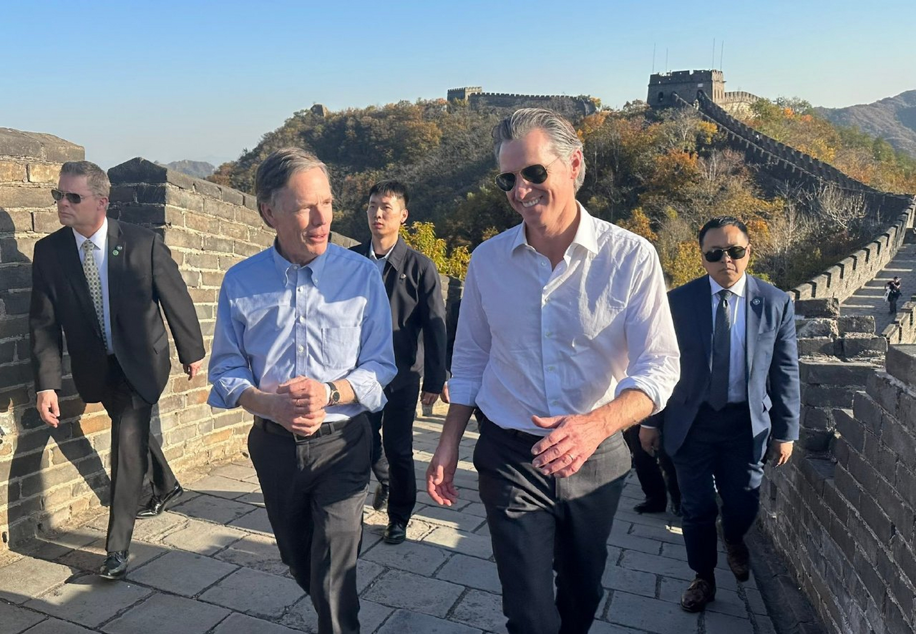 美国加州州长纽森访华期间忙里偷闲,在驻华大使伯恩斯陪同下游览长城