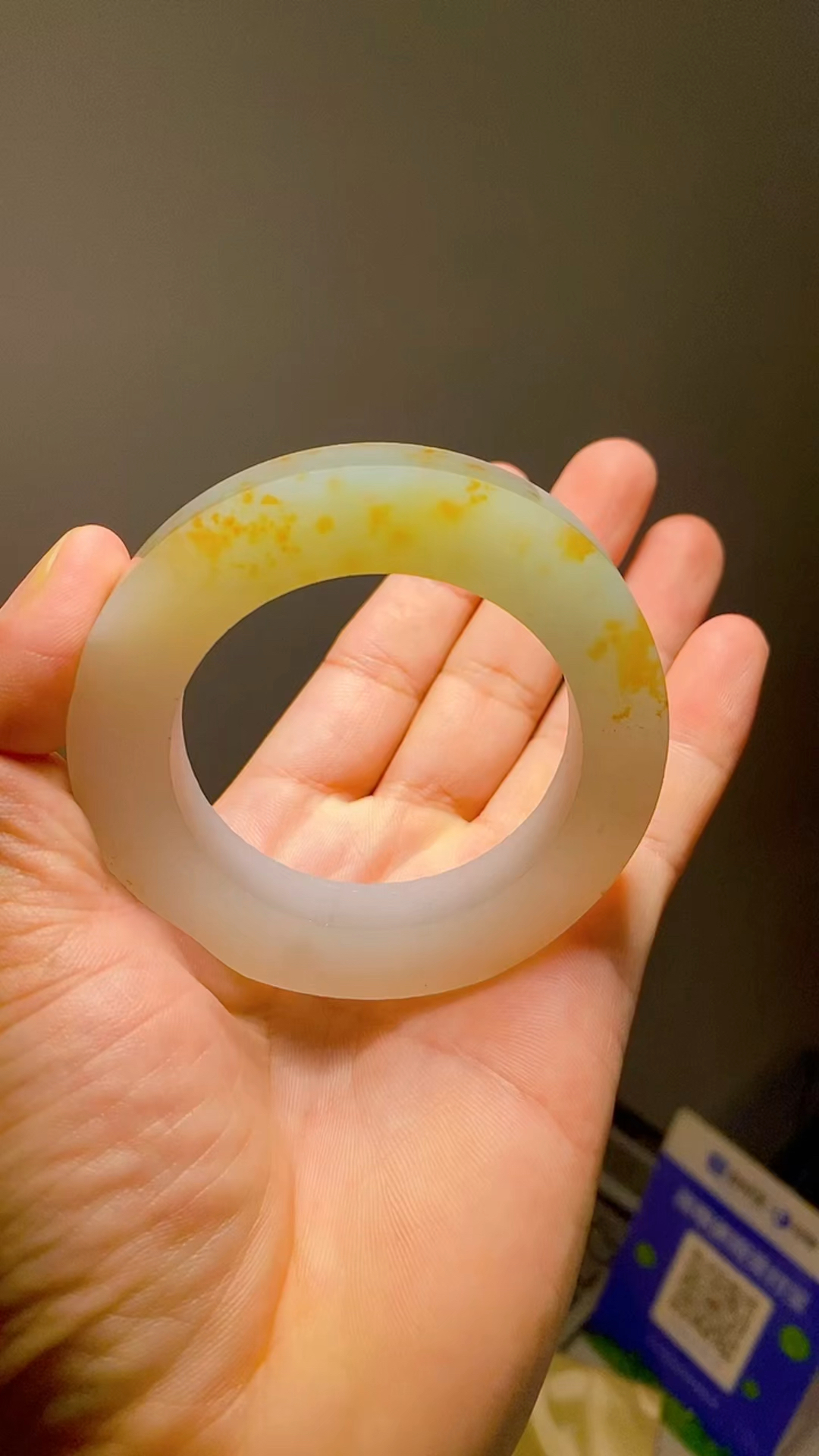 分享一款非常有特色的洒金翡翠手镯胚,这只手镯起货会是怎样的效果呢