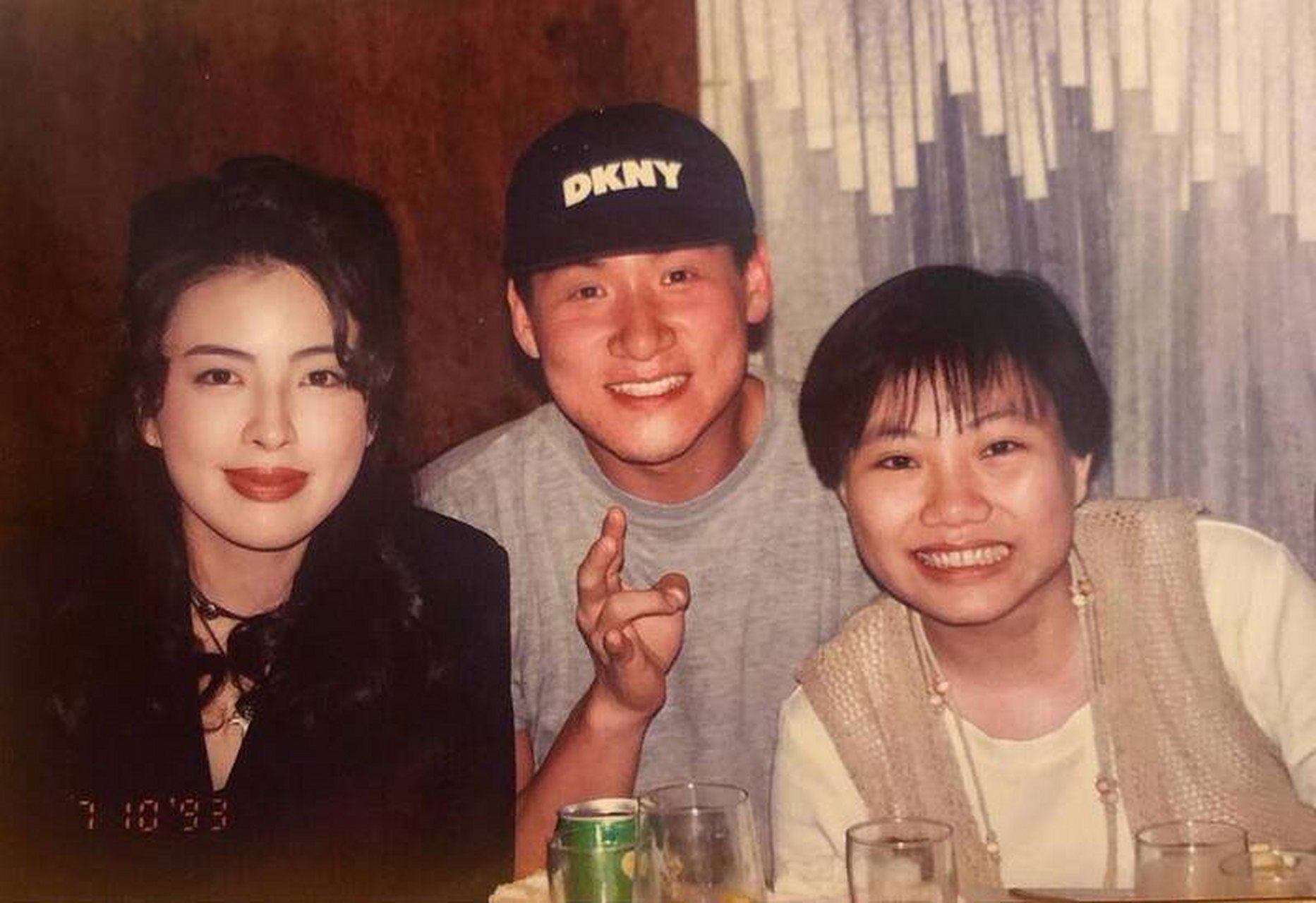 张学友夫妇30年前的照片,颜值非常逆天,放现在也不过时  很快10日就是