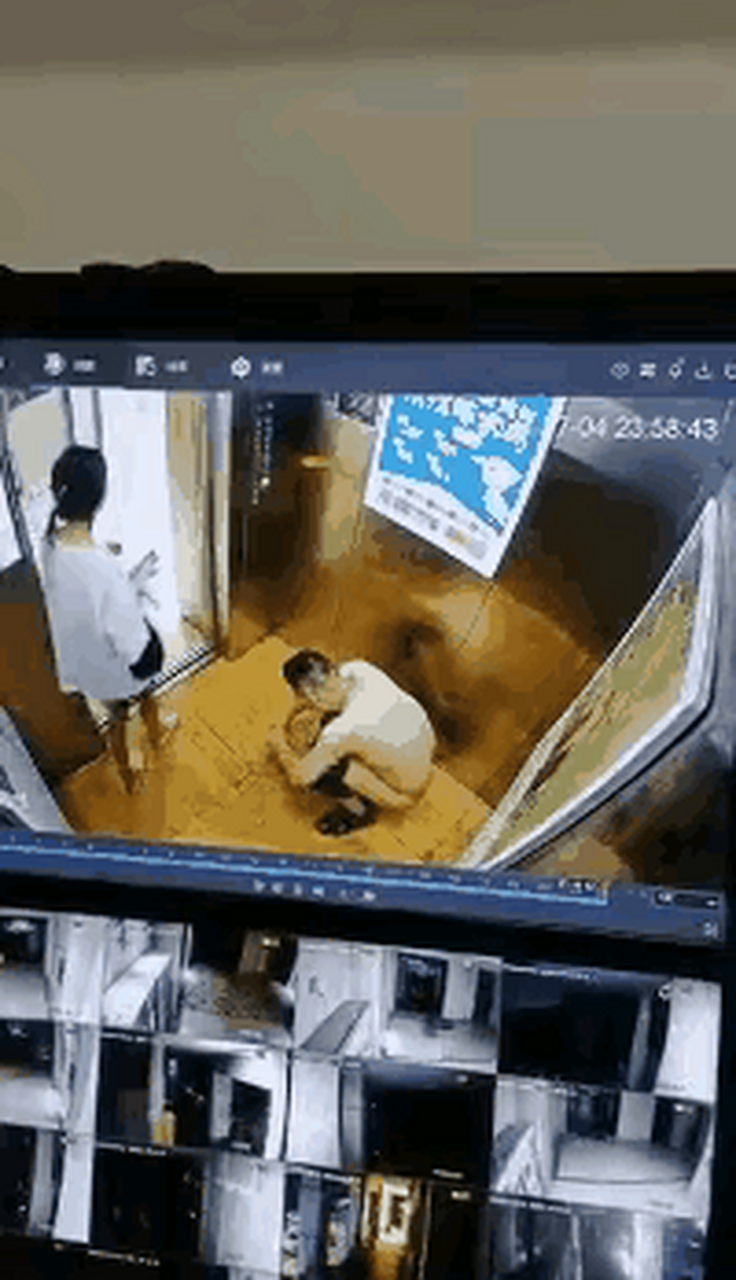 我们小区监控发现的,现在每天都有人去他们家拉屎.