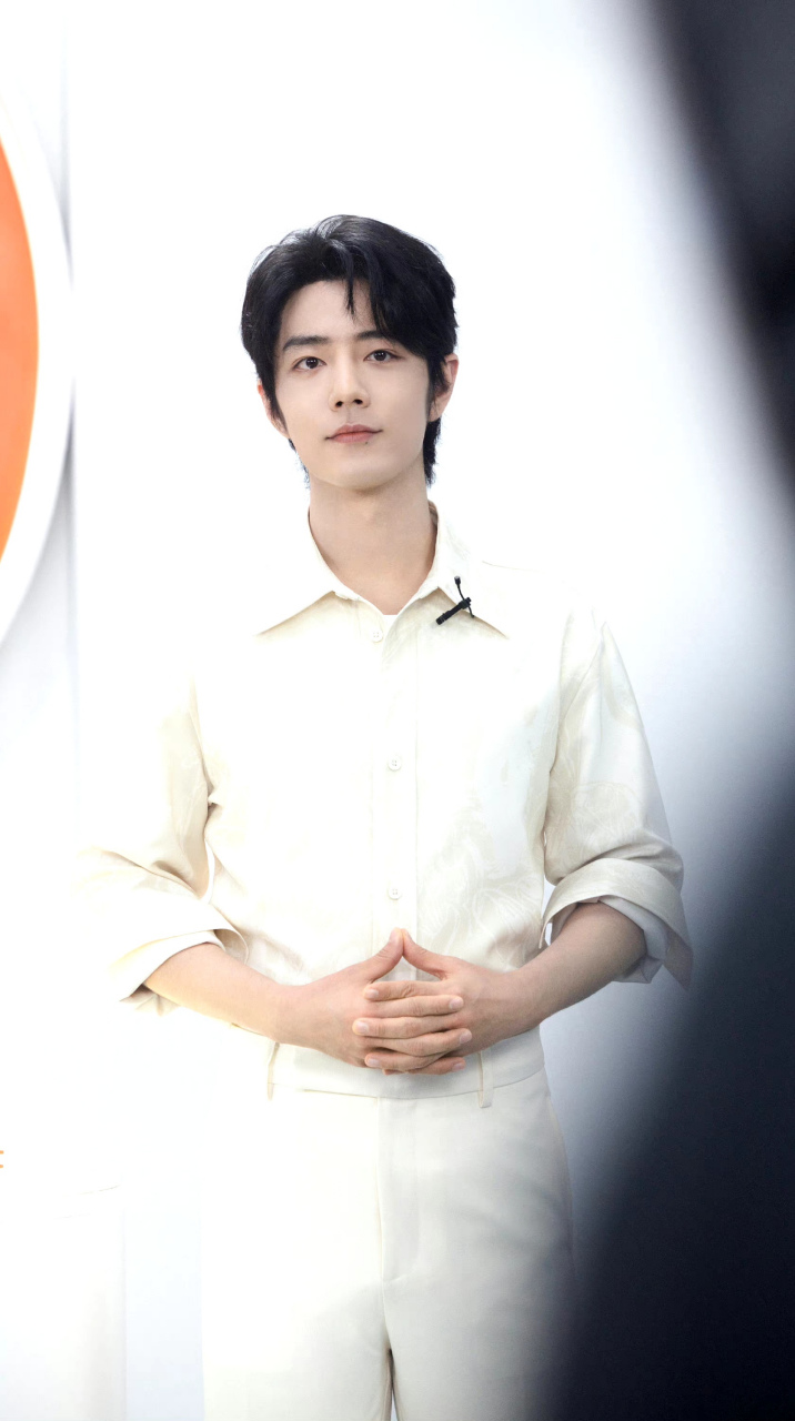 这组照片中,肖战的头发并不算长,有人推测这组活动照片拍摄于6月,在