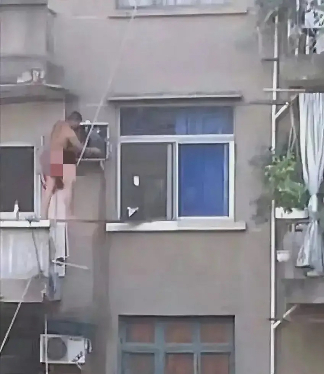 据悉,女子在丈夫出差期间与情夫私通,可没料到丈夫提前回来.