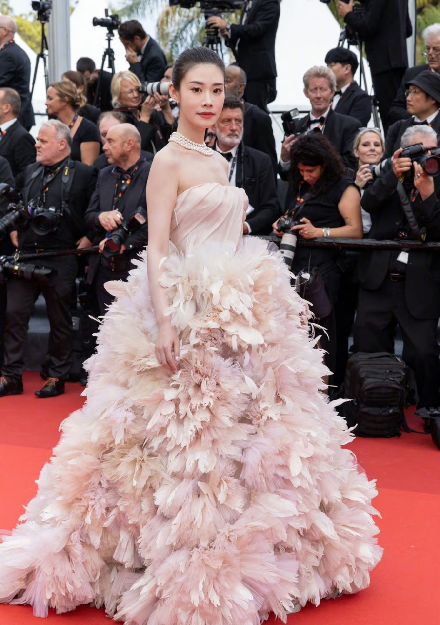 美妆博主程十安走戛纳红毯,网红终究是网红