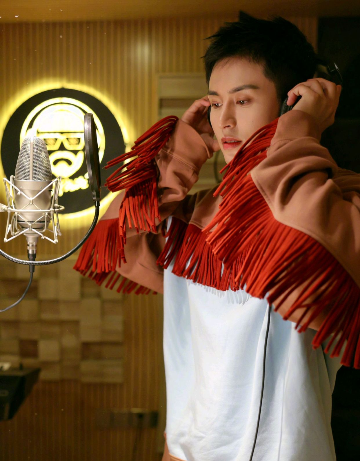 歌手张哲瀚在录音棚认真的样子帅哭!快点搞!迫不及待想听新歌