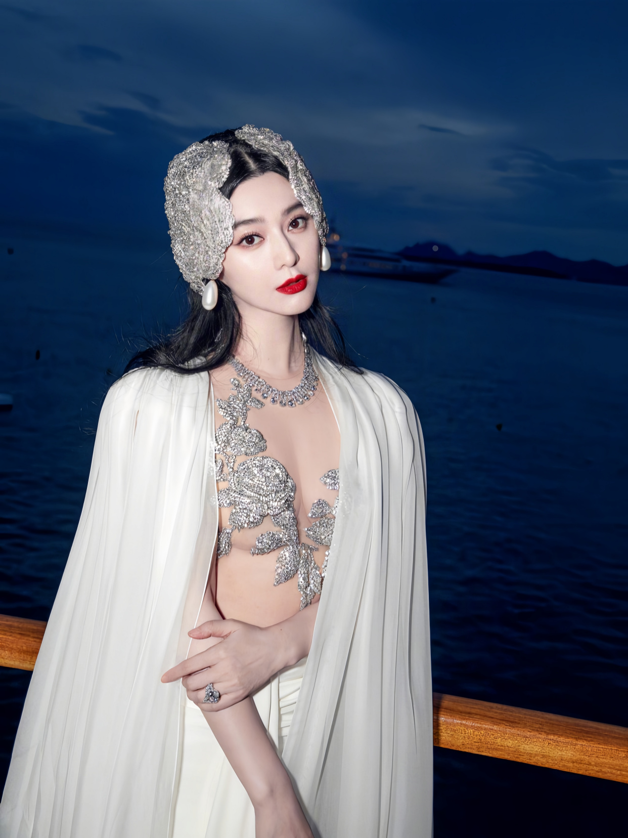 76届康城影展范冰冰透视装和钟楚曦肚兜旗袍比拼谁更胜一筹?