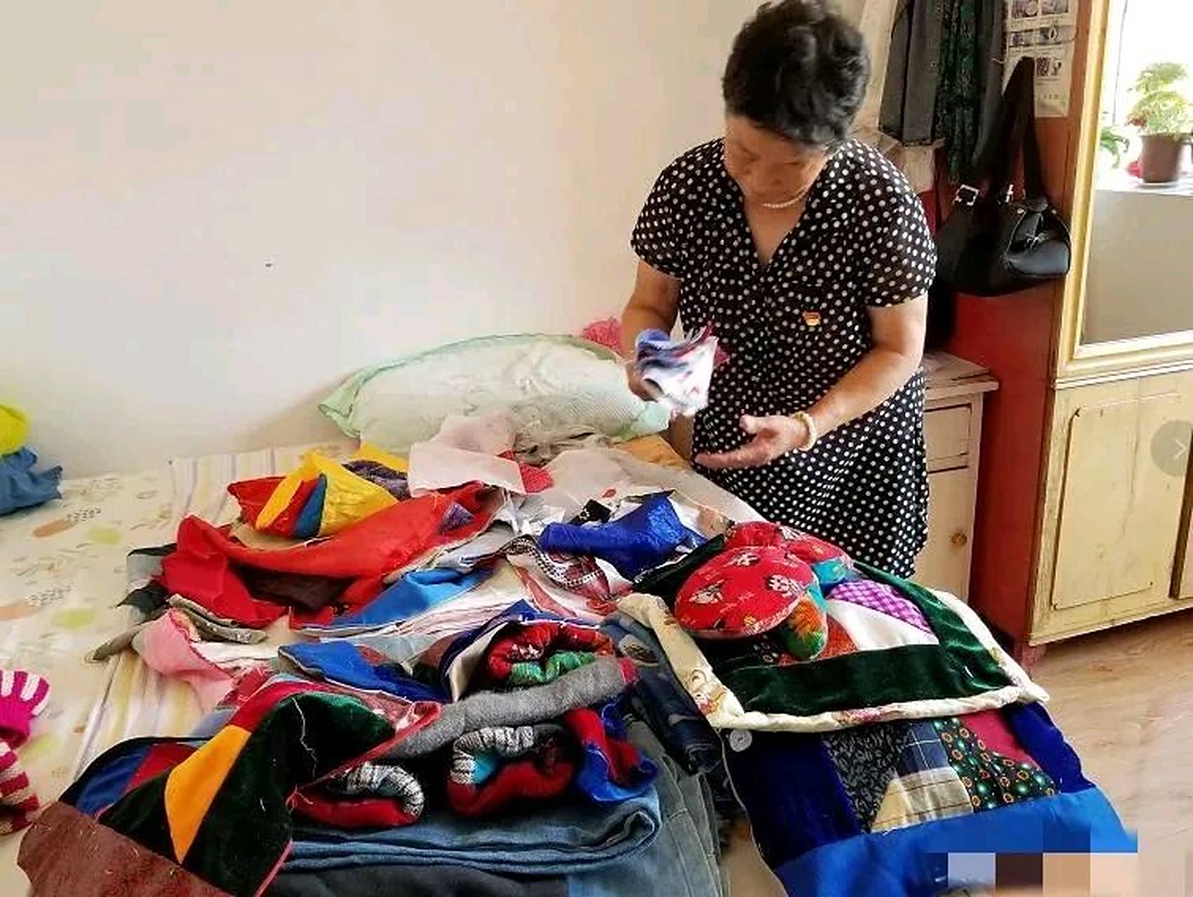 妈妈很节俭,总是会把家里人一些不穿的衣服收集