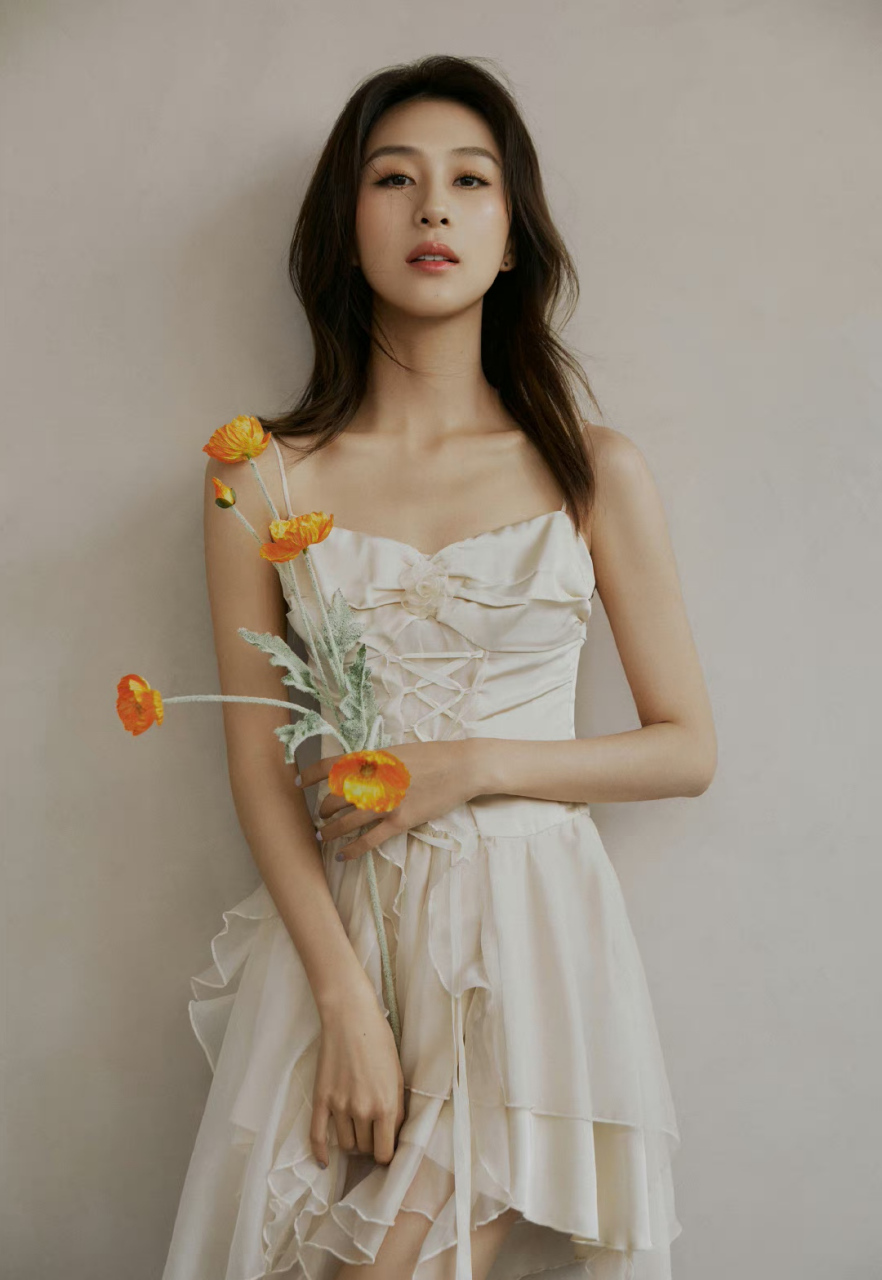 夏楠# 一袭白色吊带睡裙,肤白貌美的容颜,窈窕曼妙的身材,白皙细牡哪