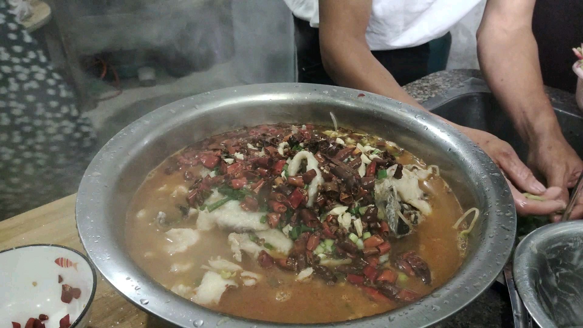 老板娘买了条4斤重的包头鱼,胖子这样烧,满满一脸盆