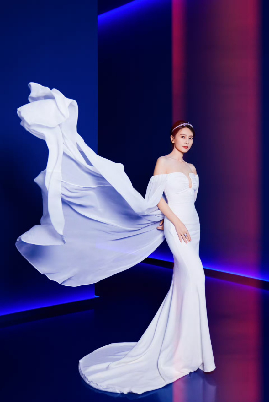 高圆圆这套白色抹胸礼服裙,搭配简洁的头冠和戒指,有种繁华璀璨的美