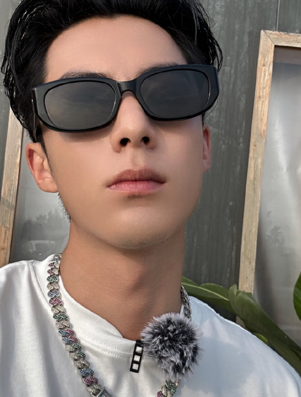 王鹤棣在户外录综艺晒黑了,自拍照明显是小麦色皮肤,连脖子和手都一样