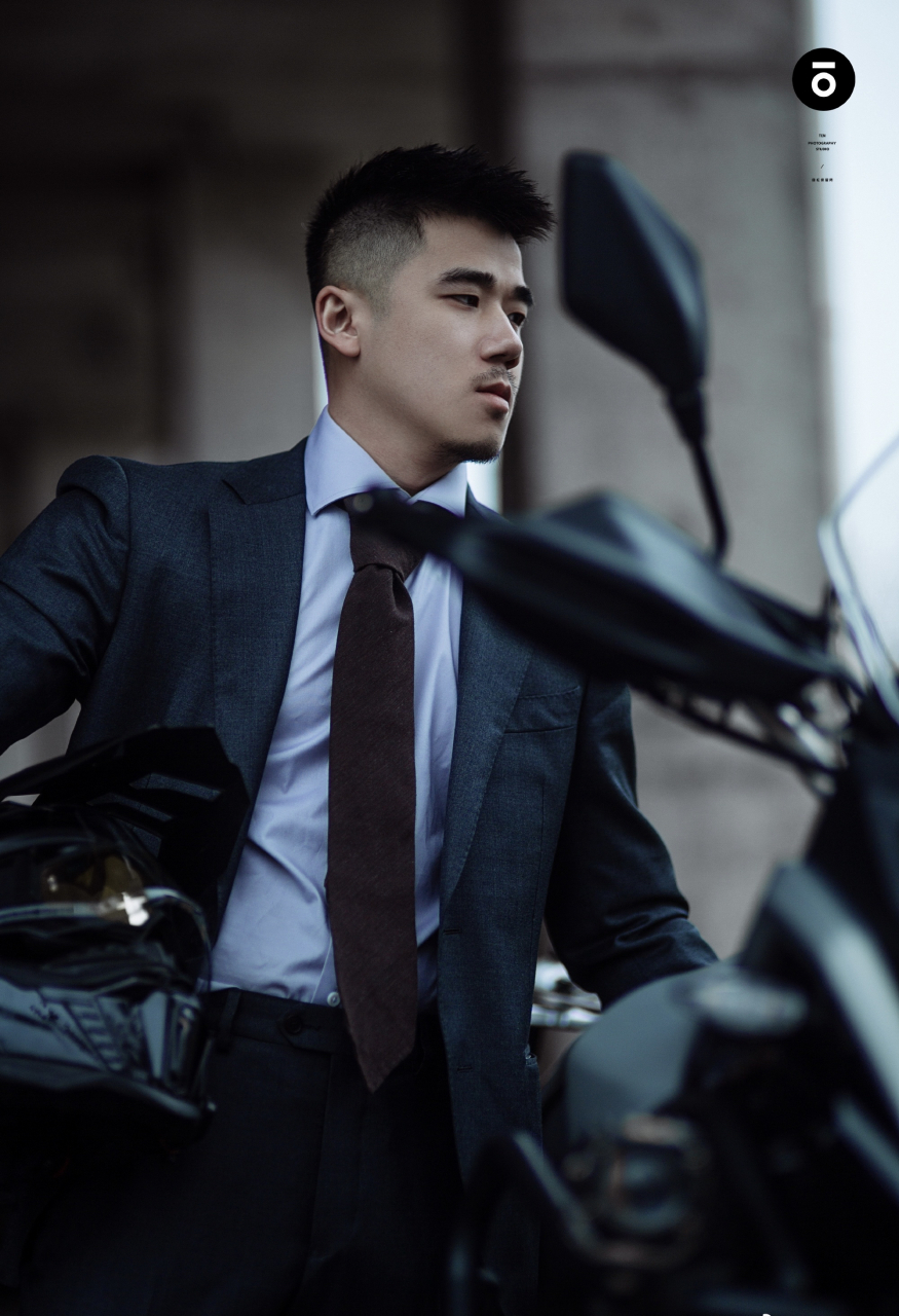 穿西装骑机车,来一组不一样的硬汉照