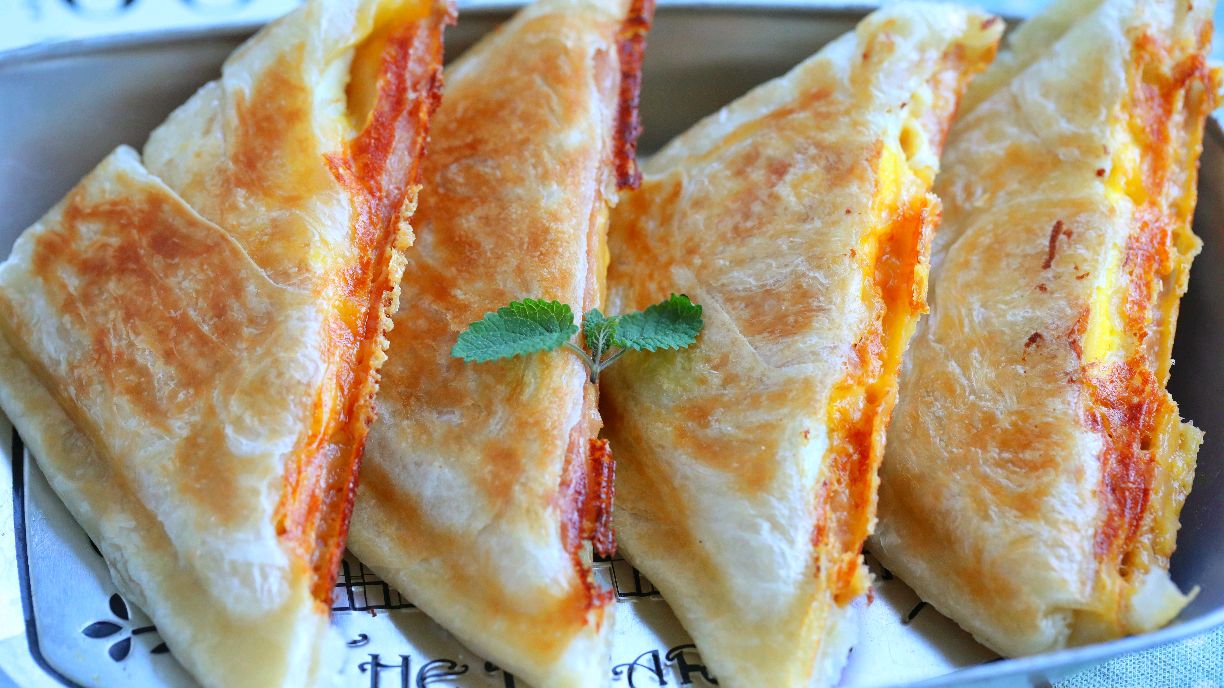 手抓饼花样吃法,5分钟搞定早餐,外酥里嫩,比煎饼果子还好吃