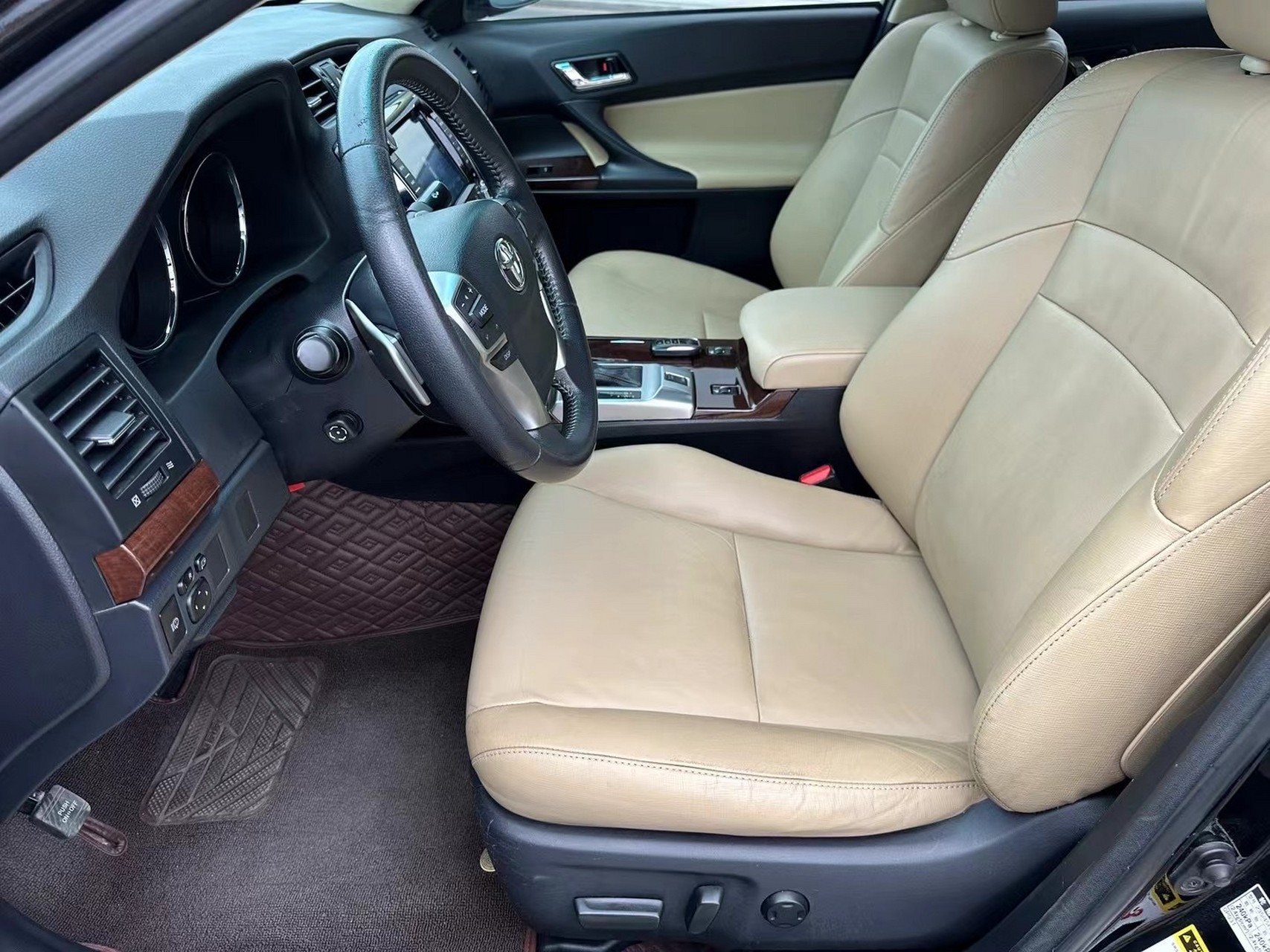 2014年7月上牌  一汽丰田锐志尊锐版 25.