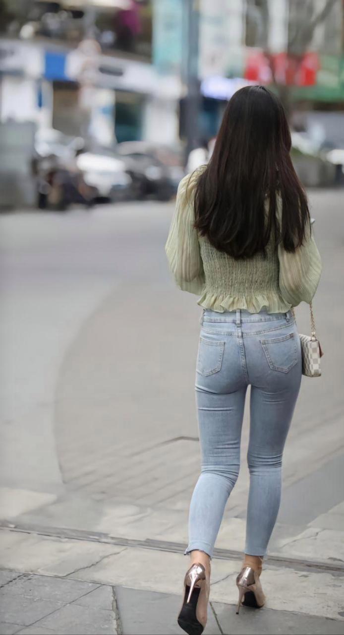 街拍,正在上车的小姐姐!#遇见好身材# #街头撩人魅影