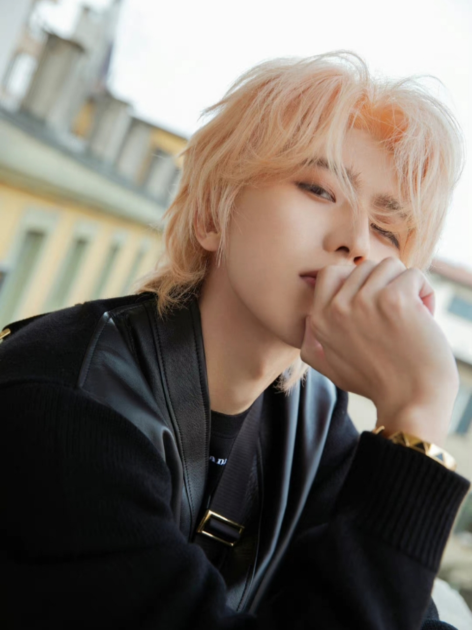 蔡徐坤,近日米兰时装周近照,撕漫男走进现实,状态怎么样?