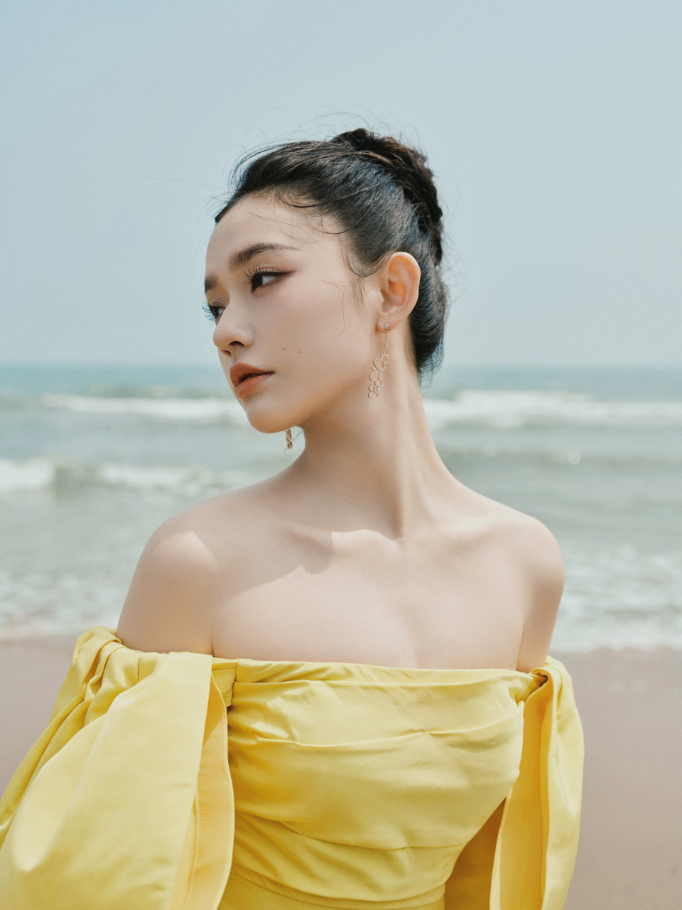 林允黄色抹胸礼服海边漫步,皮肤白皙,身材丰满,酥胸迷人#明星生图大赏