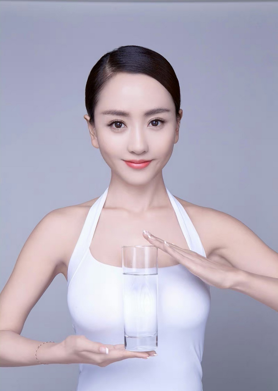 杨蓉# 肤白貌美的容颜,窈窕曼妙的身材,丰满傲人的事业线,前凸后翘