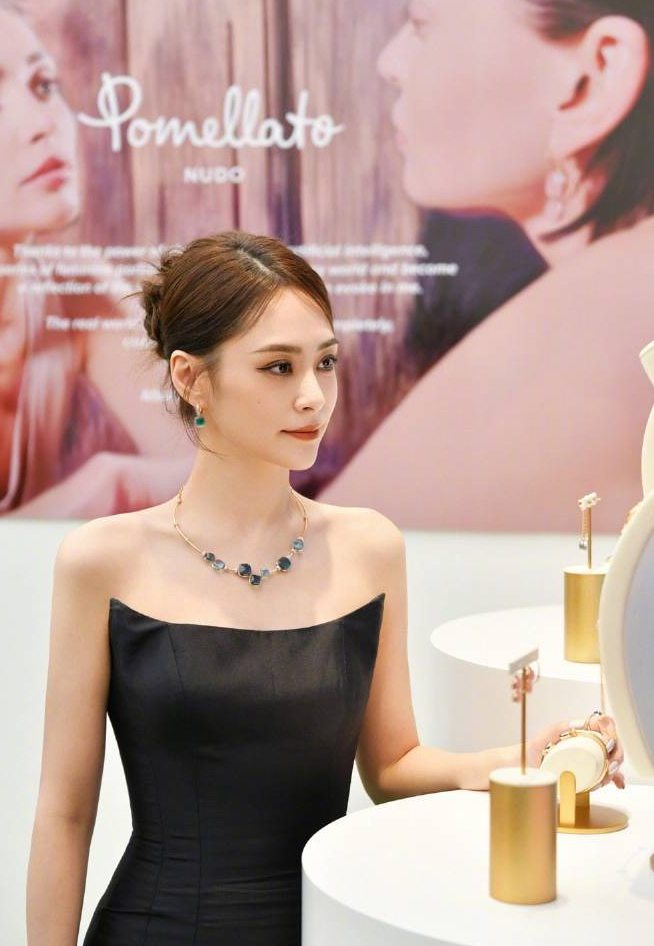 阿娇钟欣潼出席活动身穿黑色抹胸礼服长裙,黑色优雅显瘦,抹胸款配宝石