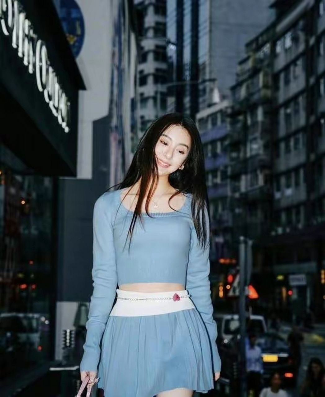 郭富城的老婆方媛晒街边随拍写真, 穿蓝色短裙露灿笑少女感十足.