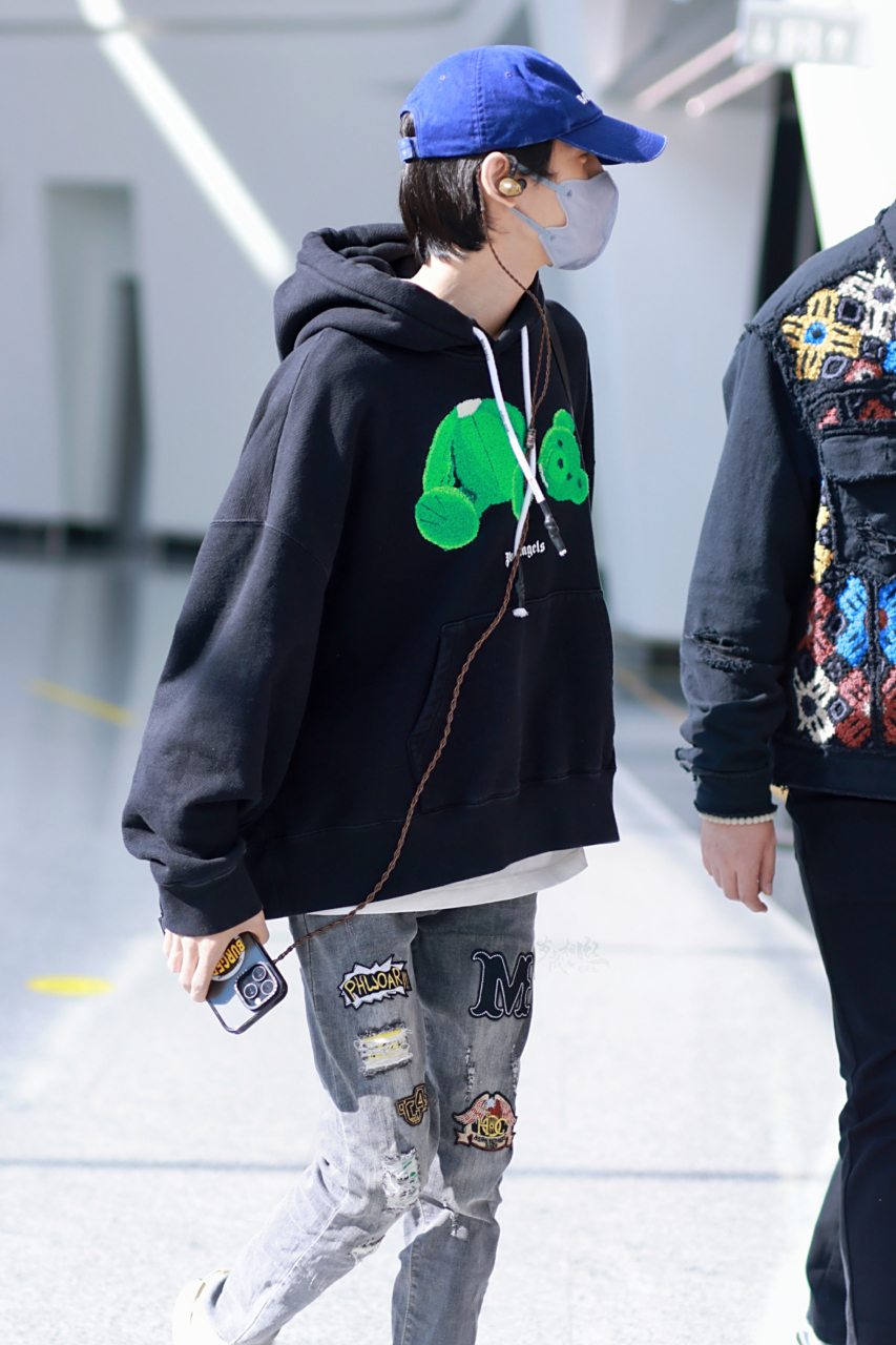 机场偶遇罗云熙,本人超小一只,头很小腿特别细,感觉他体重都没有100斤