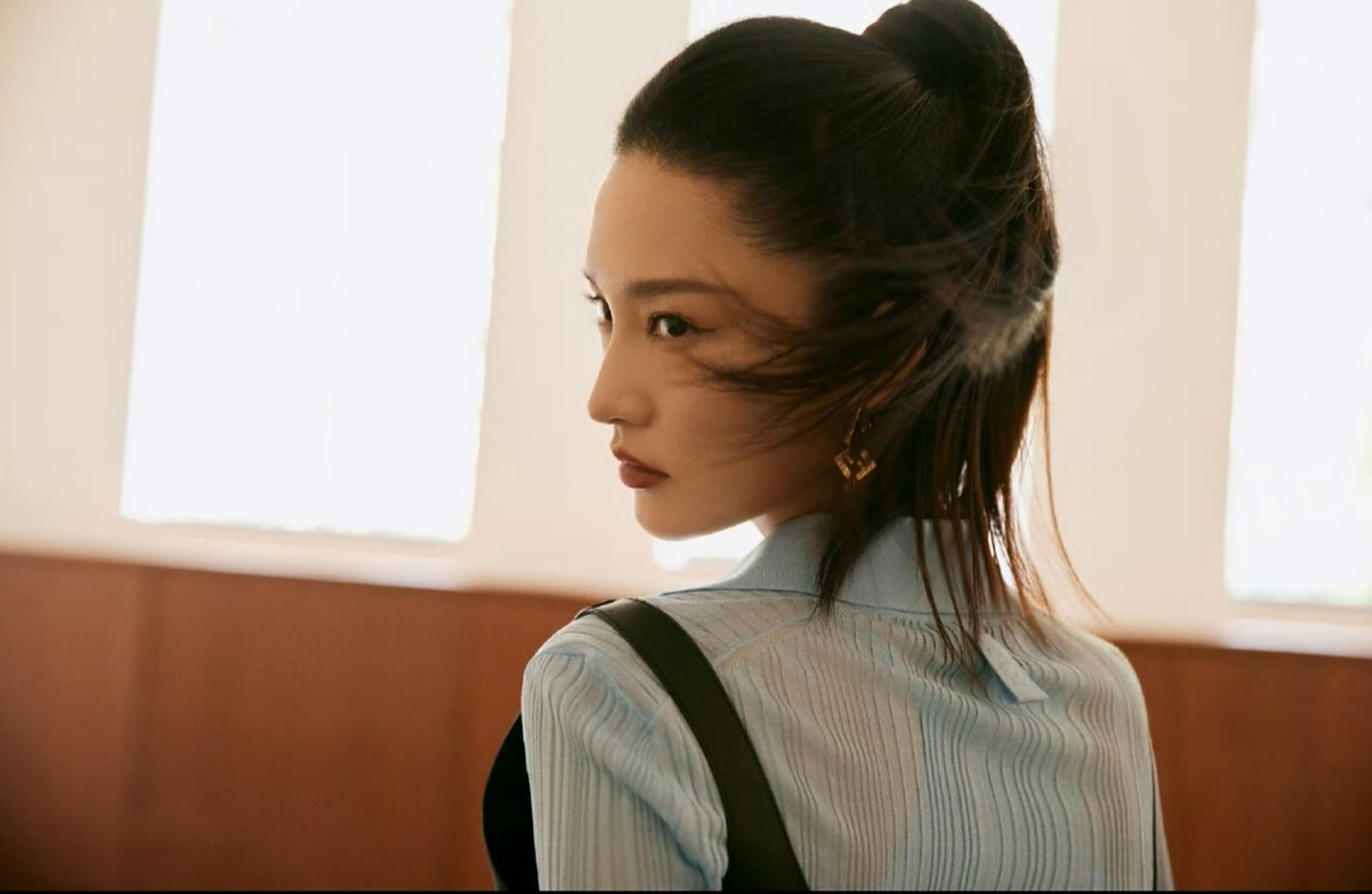 高贵冷艳的气质女神#李沁# 挑染高马尾搭配衬衣,黑皮裙,端庄优雅,时尚