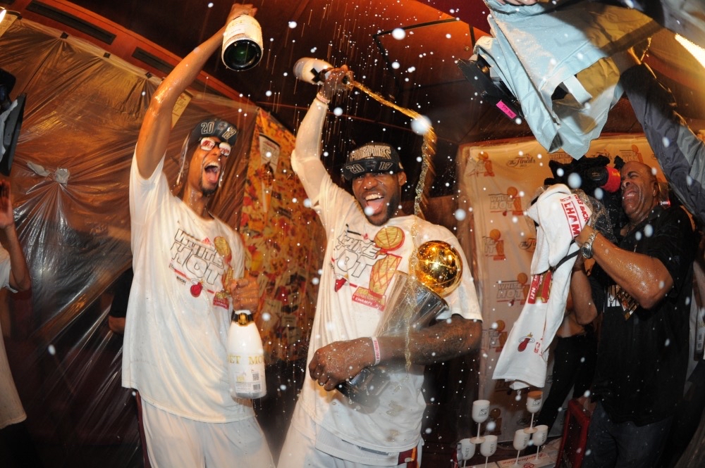 nba总决赛:历年总冠军更衣室里的香槟庆祝照片