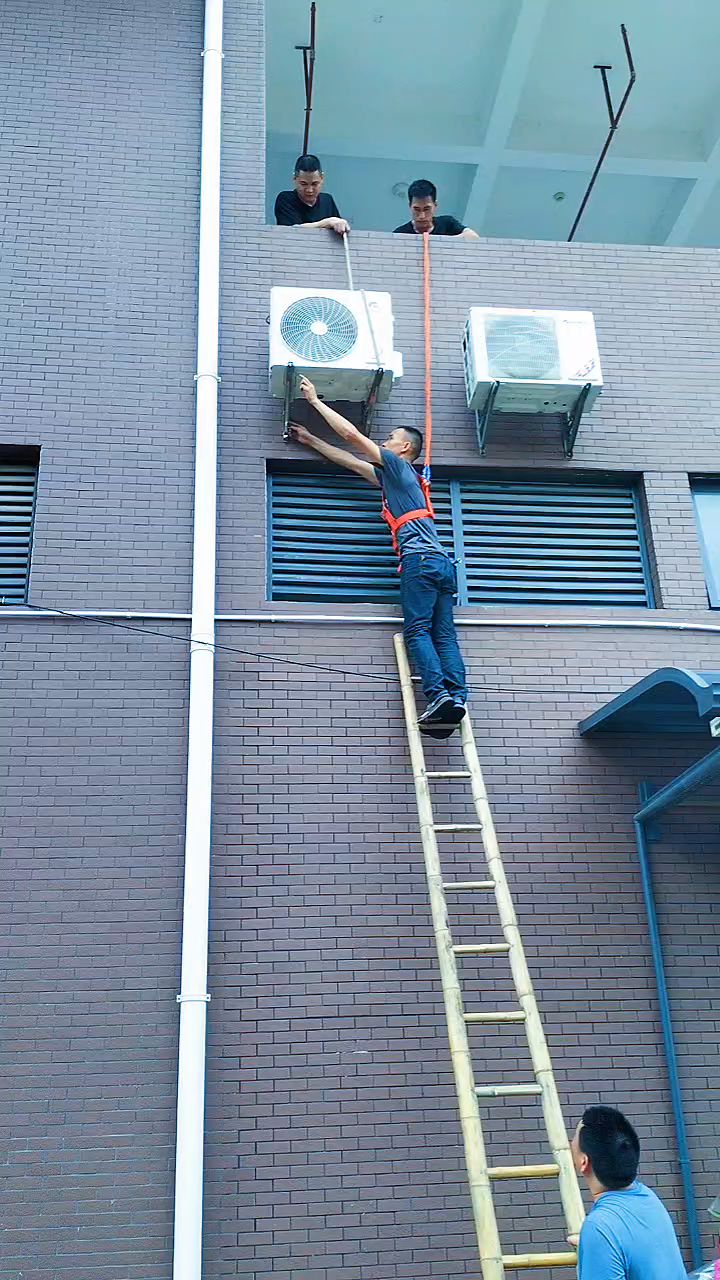 高空作业安装空调!