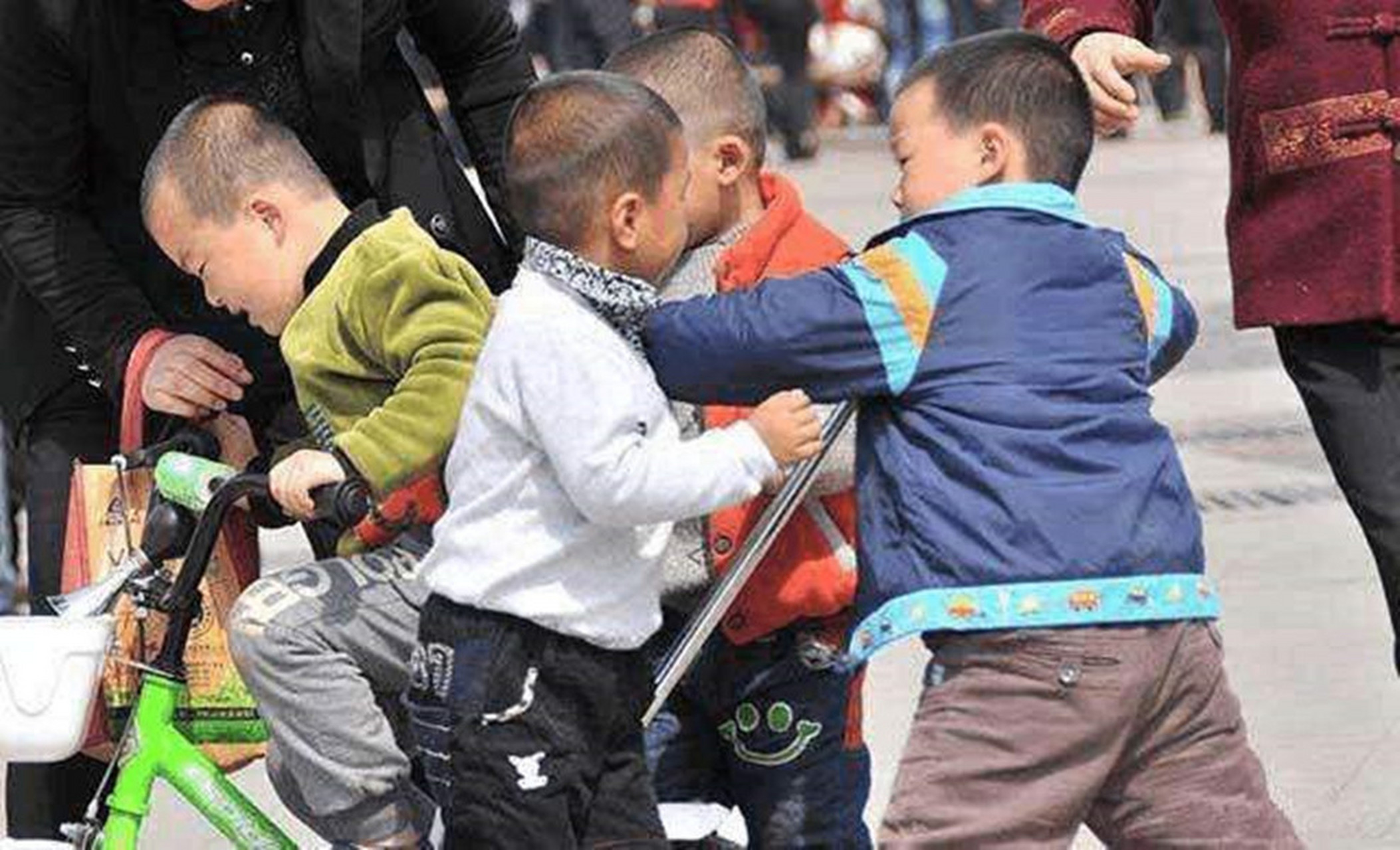 在位于兰州市七里河区的北京金色摇篮潜能开发婴幼园,多名孩子遭到