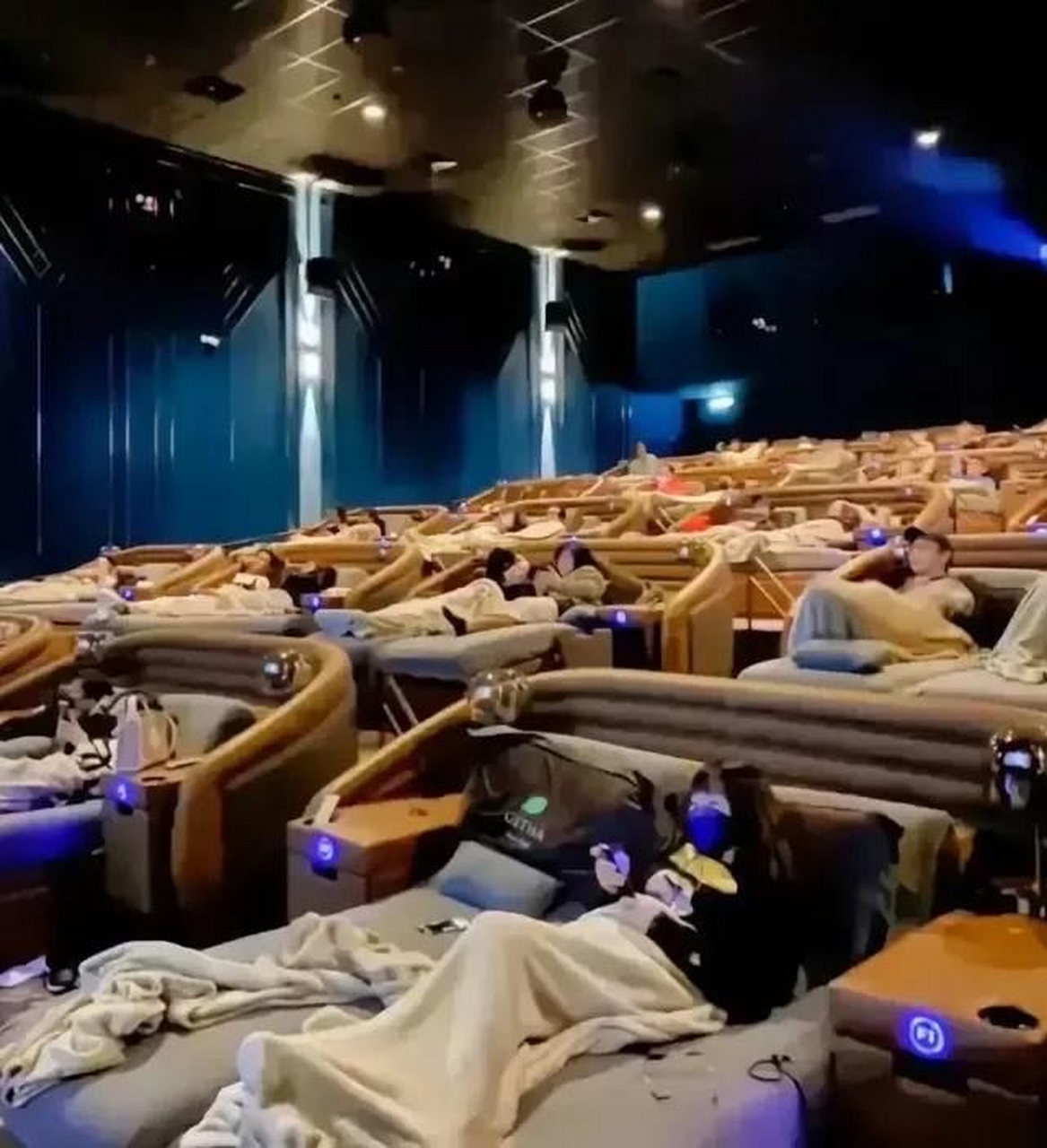 电影院[滑稽]提醒一下,摄像头是红外的