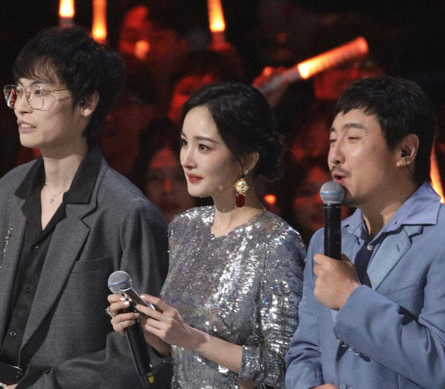 杨幂跟沈腾站在一起,衬托的更美了[大笑].